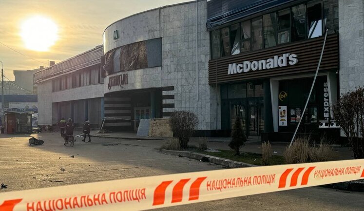 Станція метро "Лук’янівська" зачинена після масованого обстрілу РФ: є пошкодження