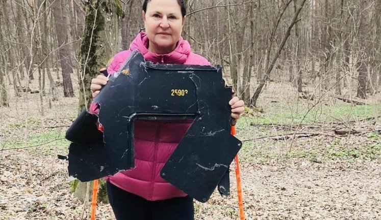 Посол ЄС Матернова виявила уламок російського "Шахеда" під час прогулянки в Києві. ФОТО