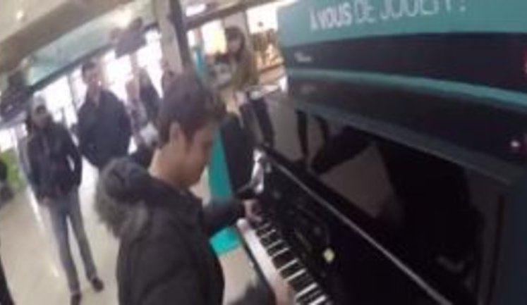 Ukrainian pianist Khmara played country's national anthem in center of Paris. VIDEO