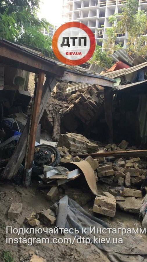 Прорив труби в Києві: потік води зруйнував гаражі 01