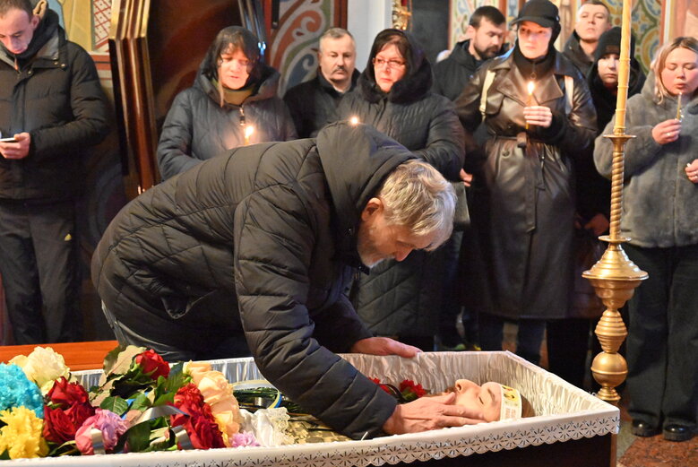 В Киеве простились с известным спелеологом, инженером и зооспасателем Святославом Романчуком (Нутрий), который погиб в бою с оккупантами 20