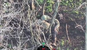 Поплічник рився в кишенях мертвого рашиста - і сам став жертвою дрона: бойова робота бійців "Химера". ВIДЕО
