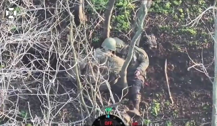 Поплічник рився в кишенях мертвого рашиста - і сам став жертвою дрона: бойова робота бійців "Химера". ВIДЕО