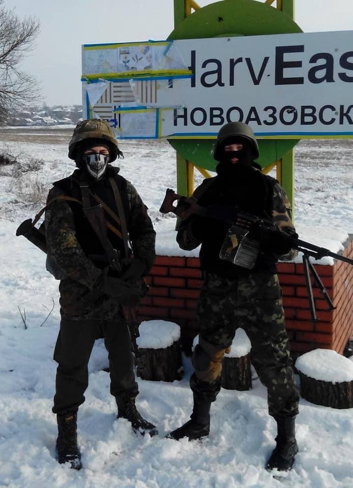 Командир снайперів Влад, позивний Санта: Проміж крапель ходжу поки. Бронік надирявили мені, таке було… 02