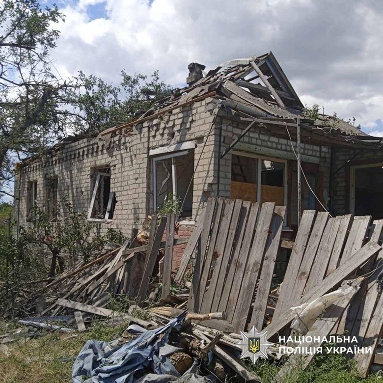 62 civilian buildings destroyed'єкти та восьмеро поранених: наслідки атак РФ на Донеччині