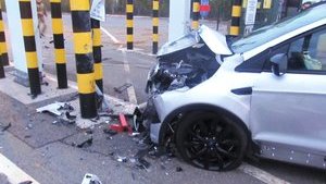 Розбитий автомобіль і пошкоджена інфраструктура: нетверезий чоловік намагався прорватися через прикордонний пост на Чернігівщині. ФОТОрепортаж