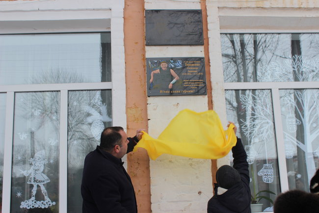 Вандалы на Сумщине разбили мемориальную доску погибшему бойцу 58-й ОМПБр Терещенко 01