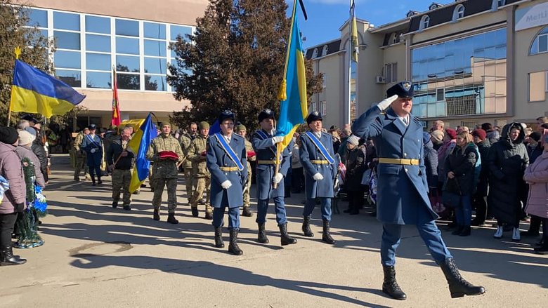 На Вінниччині попрощалися із загиблим внаслідок російського обстрілу воїном 56-ї ОМПБр Денисом Кононенком 19
