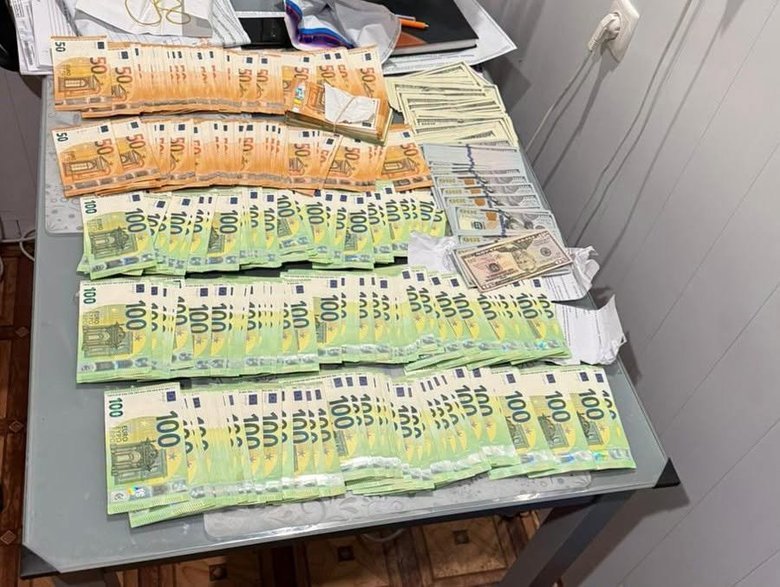 До суду скерували справу чоловіка, який продавав авто, ввезені під виглядом гуманітарної допомоги для ЗСУ