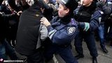 Возле "Каравана" завязалась массовая драка после попытки установить мемориальную табличку Мазурку