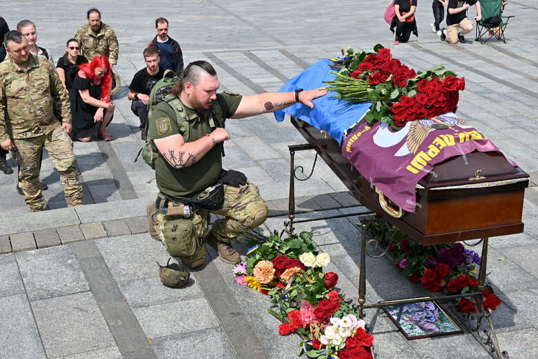 На київському Майдані попрощалися із бойовим медиком Дар’єю Філіп’євою (Блискавкою), яка загинула на фронті 09