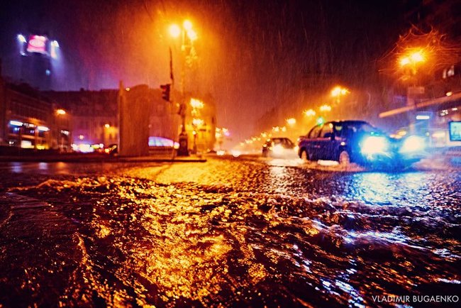 Потоп в центре Киева: машины по окна в воде и человек на капоте 11