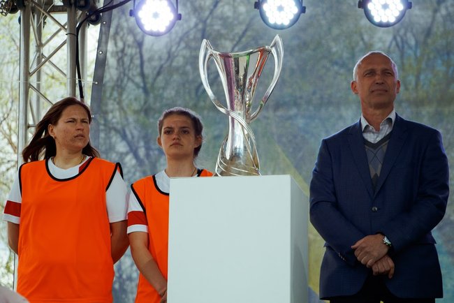 До Дніпра вперше привезли кубки Ліги чемпіонів УЄФА 02