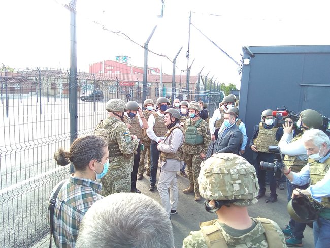 FMs of Netherlands, Belgium, Luxembourg visit JFO area, promise to tell European community truth about Donbas situation 03