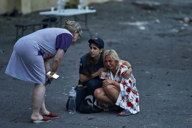 Терористичний удар по Одесі: ДСНСівці рятують людей та ікони з понівеченого Спасо-Преображенського собору 02