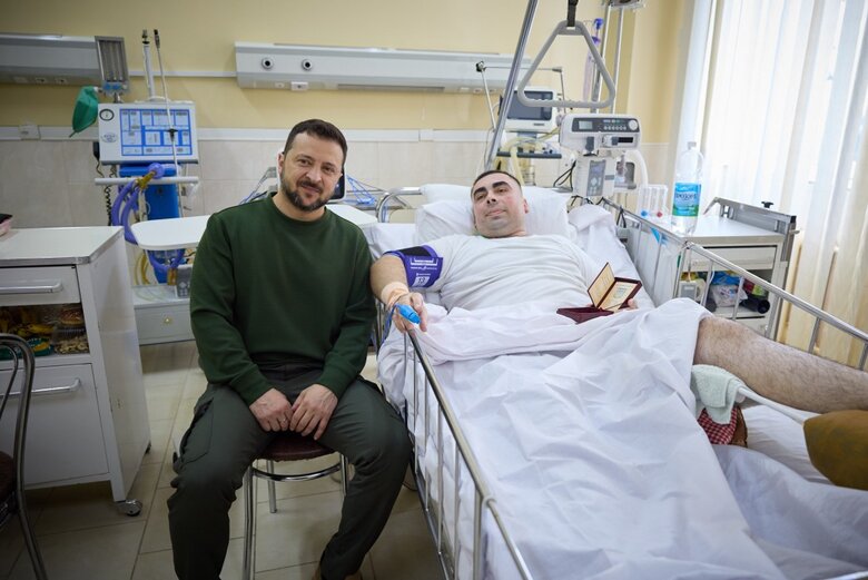 Зеленський нагородив поранених військових у Чернівцях