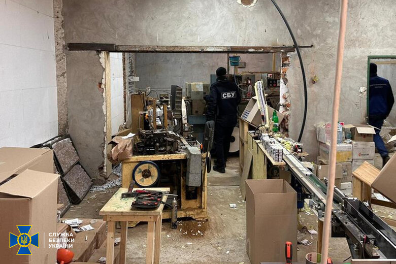 Виробляли мільйон нелегальних сигарет на добу: СБУ знайшла підпільні фабрики у двох областях 02