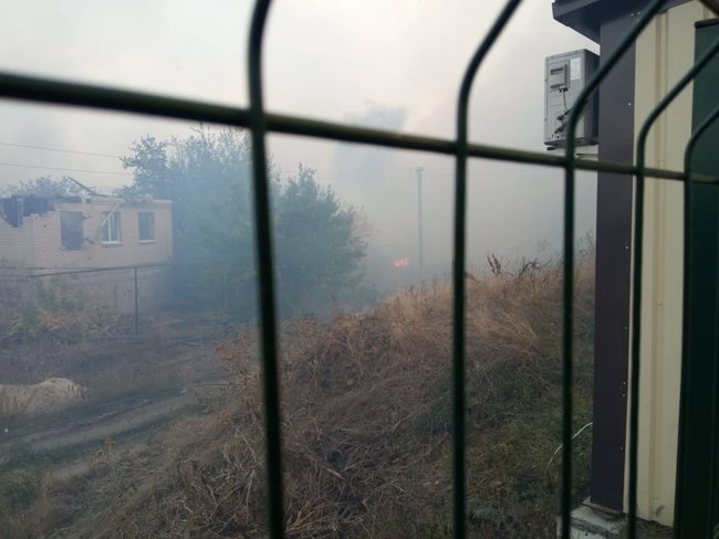 Пожежі на Луганщині: вогонь перекинувся на КПВВ Станиця Луганська, чути вибухи боєприпасів 02 Пожежі на Луганщині: вогонь перекинувся на КПВВ Станиця Луганська, чути вибухи боєприпасів 02