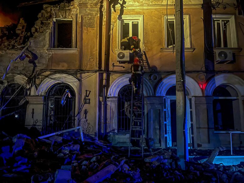 Терористичний удар по Одесі: ДСНСівці рятують людей та ікони з понівеченого Спасо-Преображенського собору 08