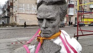 В Шепетовке демонтировали памятник коммунисту Островскому. ВИДЕО+ФОТОрепортаж