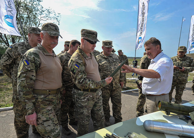 На Гончарівському полігоні відбулася демонстрація важких українських безпілотників, роботів-бронетранспортерів, нових гвинтівок, гранатометів, мінометів 17