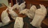 Местные выборы: В Житомире бюллетени паковали в вырванные из тетрадей листки бумаги - не хватило конвертов. ВИДЕО+ФОТОрепортаж