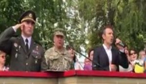 Вакарчук заспівав гімн України з начальником військового ліцею ім. Богуна, Героєм України Гордійчуком. ВІДЕО