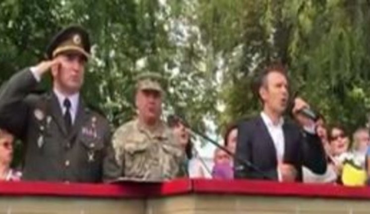 Вакарчук заспівав гімн України з начальником військового ліцею ім. Богуна, Героєм України Гордійчуком. ВІДЕО