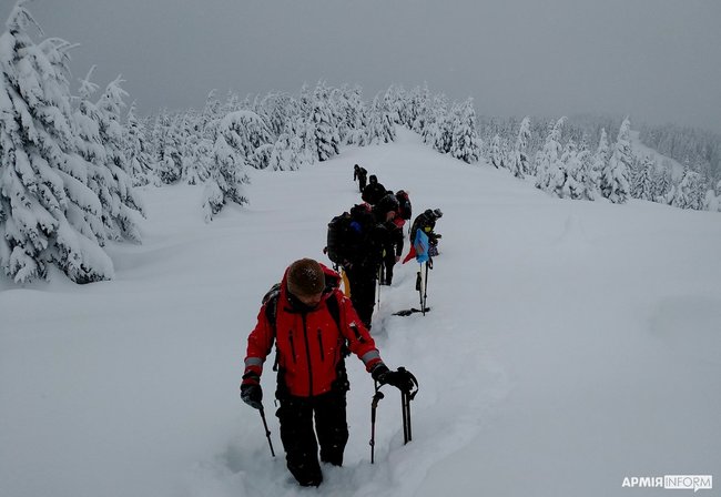 Військові ЗСУ і НАТО в складних кліматичних умовах підкорили Говерлу 02