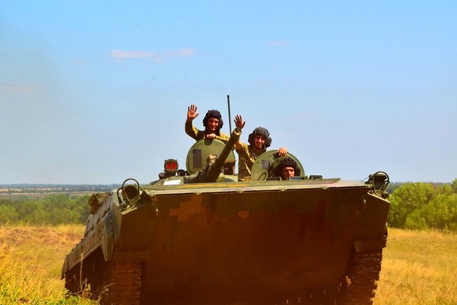 Экипажи БМП соревновались в Донецкой области 07