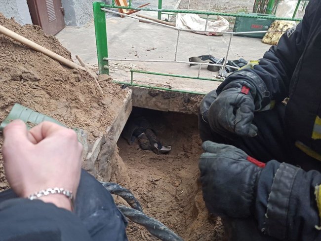 Мужчина погиб в Киеве в результате обвала грунта 02