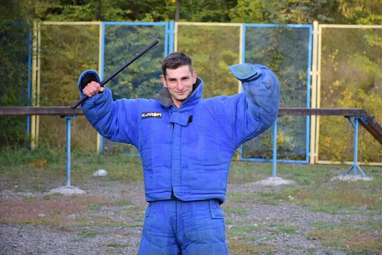 С моря их лупили с кораблей, с самолетов сбрасывали многотонные бомбы, кадыровцы расстреливали с танков, а дэнээровцы бегали там с автоматами. Но наши до последнего все равно выполняли боевые задачи, – мама защитника Мариуполя Степана Еременко 07