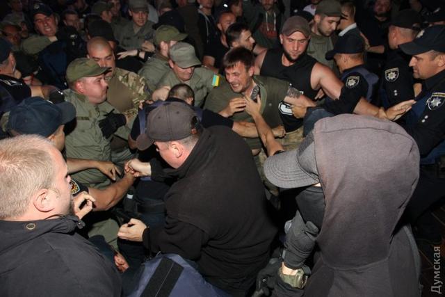 Вату геть!: Активісти зірвали концерт співачки Лободи в Одесі 09