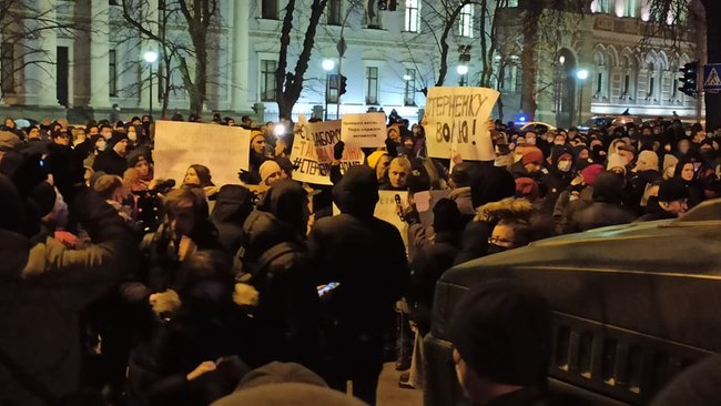 Під офісом Зеленського у Києві відбувається акція протесту проти вироку Стерненку, почалися сутички з правоохоронцями 16