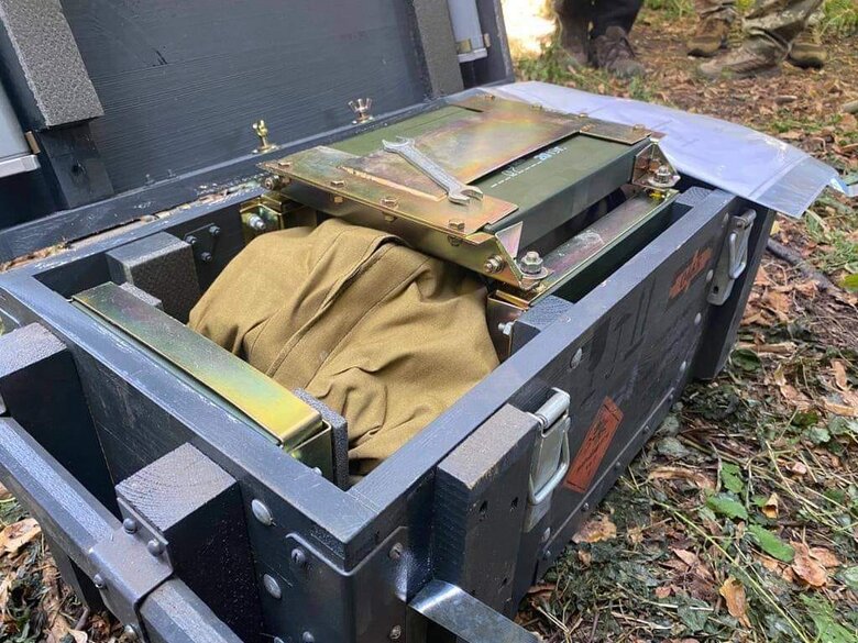 Наші воїни захопили ворожі протитанкові міни ПТКМ-1Р на Харківщині 03