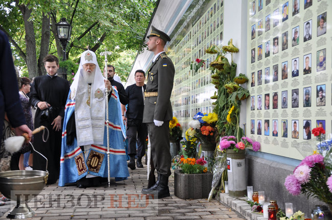 Антивандальний термінал памяті всіх загиблих у війні з РФ відкрили в Києві біля Стіни памяті 39