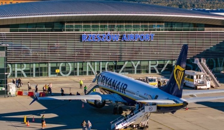 Польша закрыла два аэропорта на фоне атаки РФ на Украину