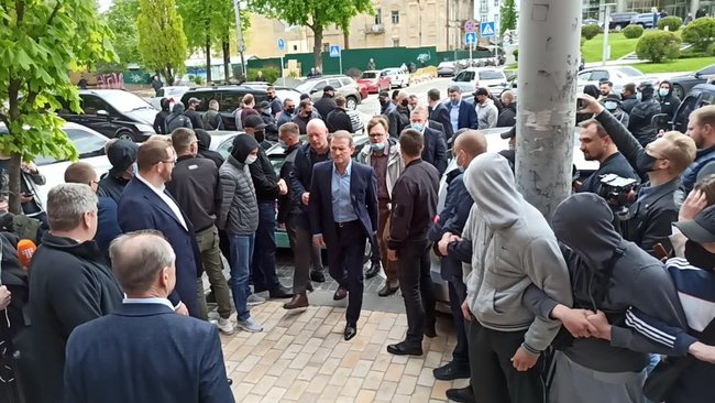 Медведчук прибув до Печерського райсуду Києва на розгляд клопотання про обрання йому запобіжного заходу 03