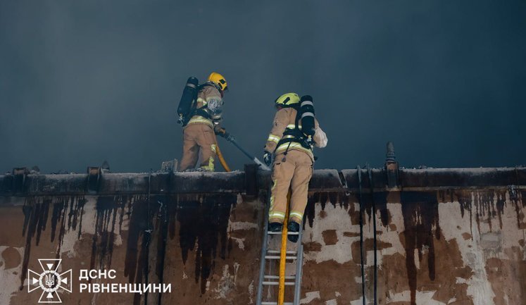 На Ривненщине потушили пожар после российского удара по объекту инфраструктуры. ФОТОРЕПОРТАЖ