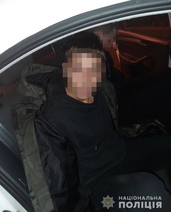 Двоє хлопців із викруткою і ломом намагалися пограбувати мобільний термінал на столичній Лукянівці, - Нацполіція 03