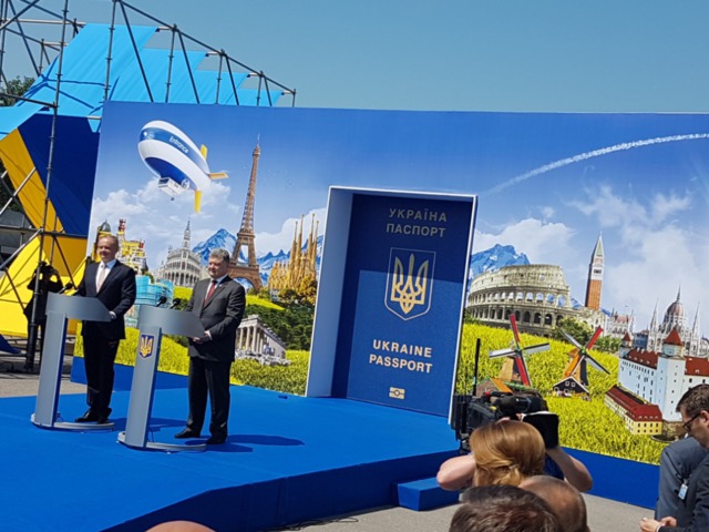 Порошенко открыл символическую дверь в ЕС на украинско-словацкой границе 01