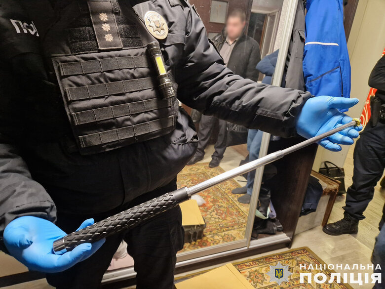 У Чернігові затримано нападника на військовослужбовця з наркотиками і зброєю