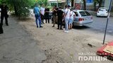 Группа молодых людей собралась возле участка в Николаеве, у одного из них полиция нашла стартовый пистолет. ФОТО