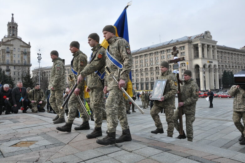 Із воїнами Олегом та Микитою Хомюками попрощалися у Києві: Батько та син загинули в бою проти окупантів під Бахмутом 38