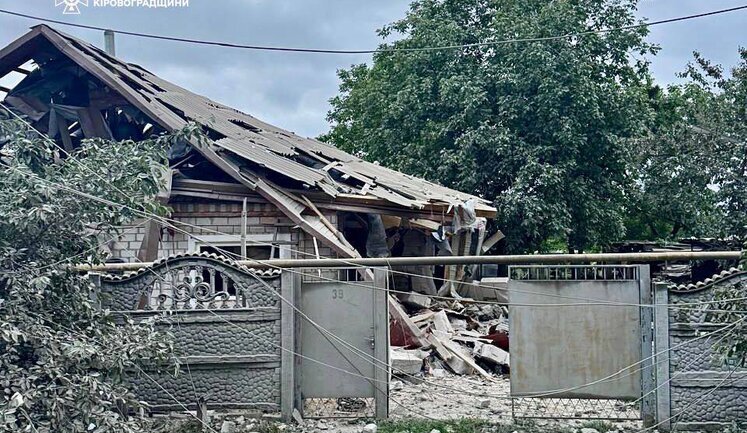 Ворог вночі атакував Світловодськ, пошкоджено підприємство, троє постраждалих (оновлено). ФОТОрепортаж