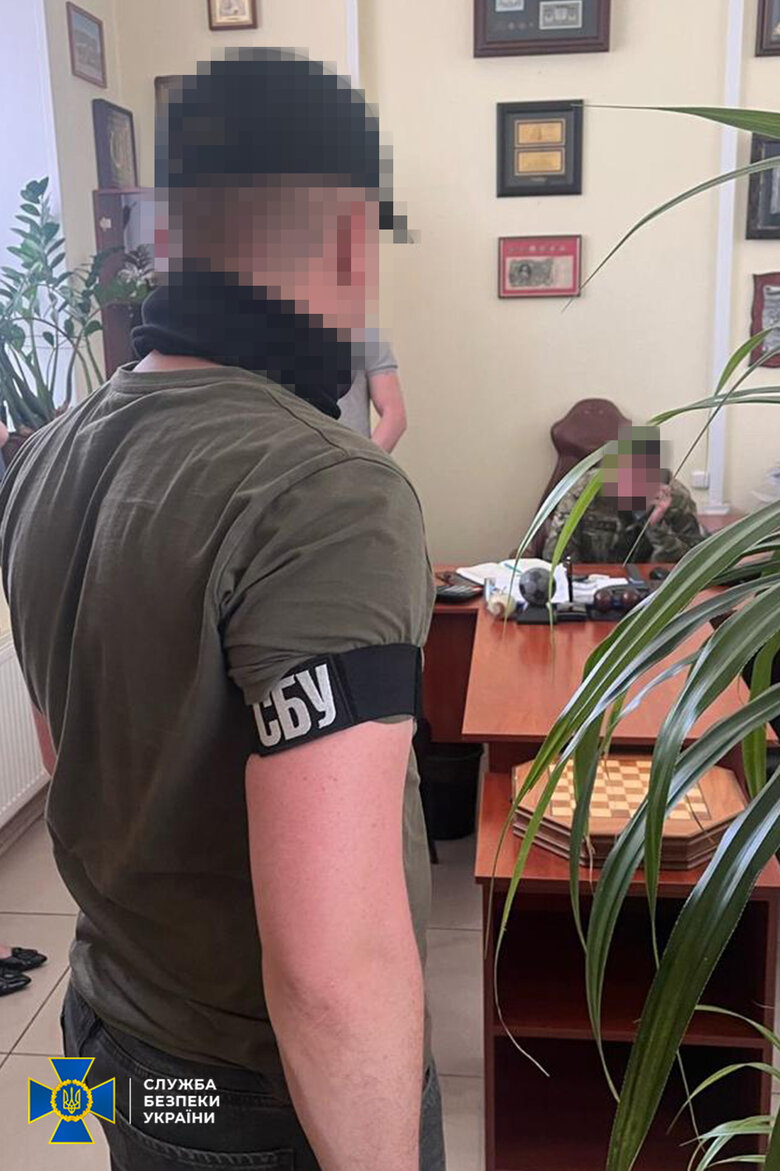 СБУ і ДБР викрили розкрадання 64 млн грн на закупівлях авто для армії