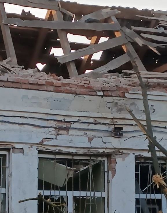 Окупанти обстріляли приміщення Вовчанської ЦРЛ 01