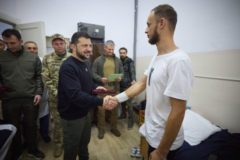 Zelenskyy awarded wounded soldiers and medics in hospital in Mykolaiv region 04