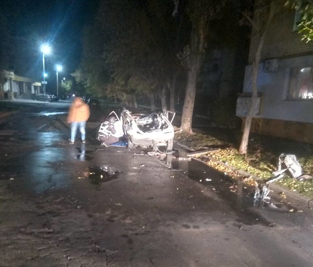 В центре Бердянска взорвался автомобиль: взрывной волной выбило стекла в домах 09