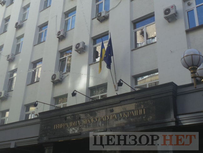 Під час мітингу під ГПУ проти екстрадиції в РФ Тумгоєва сталися сутички: мітингувальники бють вікна, їх у відповідь поливають водою зі шлангів 64